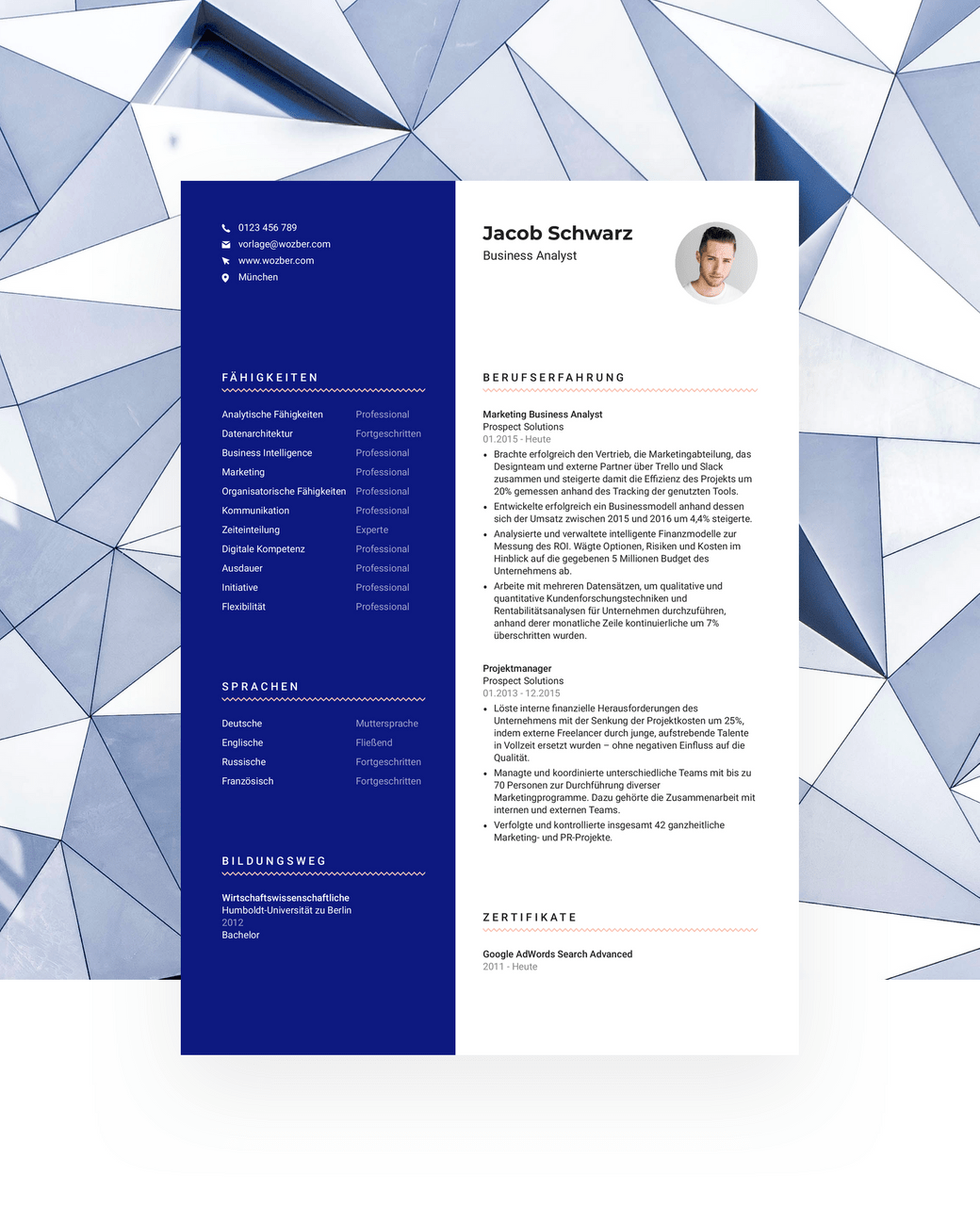 Eine perfekte Wahl, um deine Kreativität hervorzuheben. Das zweispaltiges Designlayout, eine satte blaue Seite und die rosa gewellte Unterstreichung machen diese Vorlage sehr lebendig.